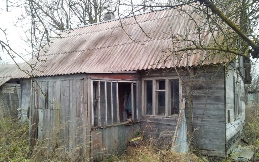 SODYBA SU 30 ARŲ ŽEMĖS SKLYPU IR MEDINIU NAMU RASŲ GATVĖJE, NAUJOSIOS AKMENĖS MIESTE