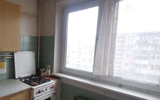 PAČIAME NAUJOSIOS AKMENĖS MIESTO CENTRE PARDUODAMAS 2 KAMBARIŲ BUTAS