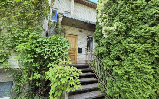 NAUJOSIOS AKMENĖS MIESTE, SODO GATVĖJE, PARDUODAMAS ERDVUS MŪRINIS GYVENAMASIS NAMAS SU 9,59 ARŲ ŽEMĖS SKLYPU