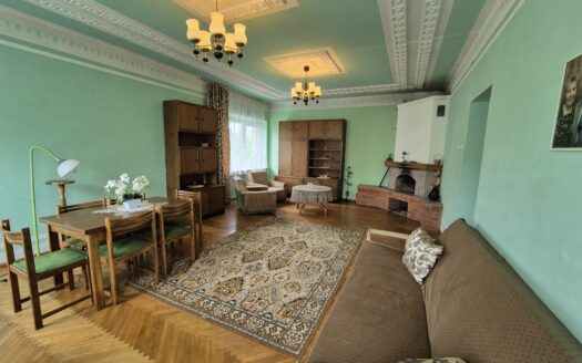 NAUJOSIOS AKMENĖS MIESTE, SODO GATVĖJE, PARDUODAMAS ERDVUS MŪRINIS GYVENAMASIS NAMAS SU 9,59 ARŲ ŽEMĖS SKLYPU