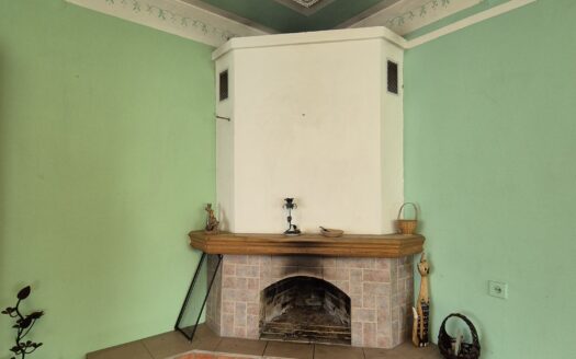 NAUJOSIOS AKMENĖS MIESTE, SODO GATVĖJE, PARDUODAMAS ERDVUS MŪRINIS GYVENAMASIS NAMAS SU 9,59 ARŲ ŽEMĖS SKLYPU