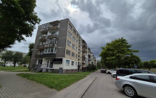 Dviejų kambarių butas, su nuostabiu vaizdu per langus, Naujosios Akmenės miesto centre