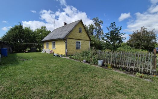 SODYBA SU 30 ARŲ ŽEMĖS SKLYPU IR MEDINIU NAMU J. DALINKEVIČIAUS GATVĖJE, NAUJOSIOS AKMENĖS MIESTE