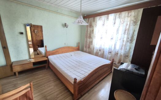 Ramioje Naujosios Akmenės vietoje, šalia miško, parduodamas mūrinis- rąstų gyvenamasis namas su 12 arų žemės sklypu ir pagalbiniais pastatais