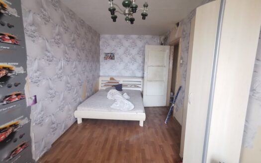 PAČIAME NAUJOSIOS AKMENĖS MIESTO CENTRE PARDUODAMAS 2 KAMBARIŲ BUTAS