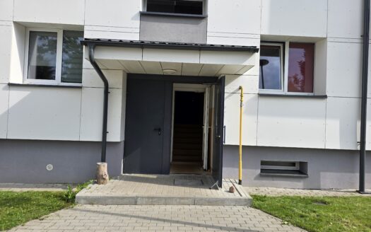NAUJOSIOS AKMENĖS MIESTO CENTRE PARDUODAMAS 3 KAMBARIŲ BUTAS PILNAI RENOVUOTAME NAME