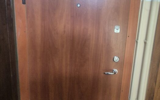 NAUJOSIOS AKMENĖS MIESTO CENTRE PARDUODAMAS 3 KAMBARIŲ BUTAS PILNAI RENOVUOTAME NAME