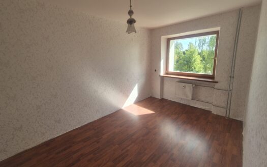 NAUJOSIOS AKMENĖS MIESTO CENTRE PARDUODAMAS 3 KAMBARIŲ BUTAS PILNAI RENOVUOTAME NAME