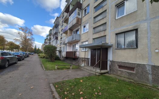 VIENO KAMBARIO BUTAS SU ILGU BALKONU NAUJOSIOS AKMENES MIESTO CENTRE