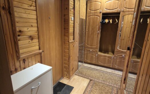 Naujojoje Akmenėje pilnai įrengtas vieno kambario butas TREČIAME AUKŠTE Respublikos gatvėje