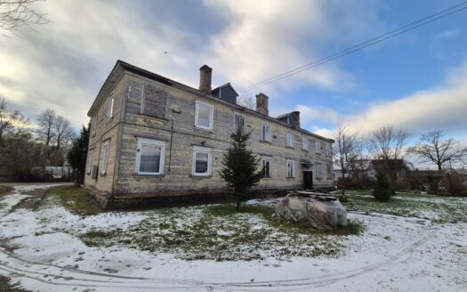 Naujosios Akmenės senamiestyje parduodamas 2 kambarių butas BE CENTRINIO ŠILDYMO