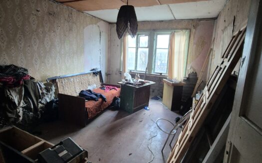 Naujosios Akmenės senamiestyje parduodamas 2 kambarių butas BE CENTRINIO ŠILDYMO