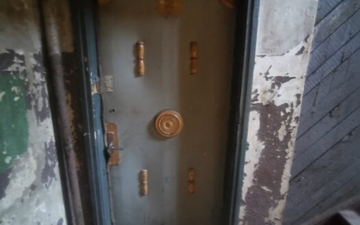 Naujosios Akmenės senamiestyje parduodamas 2 kambarių butas BE CENTRINIO ŠILDYMO