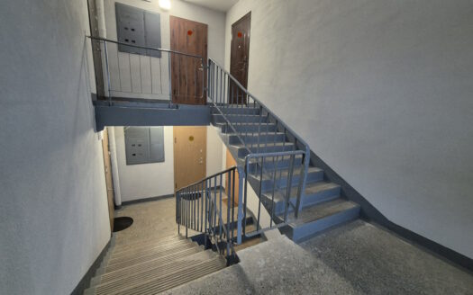 PILNAI RENOVUOTAME NAME NAUJOSIOS AKMENĖS MIETE PARDUODAMAS ERVUS VIENO KAMBARIO BUTAS