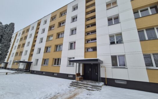 NAUJAI RENOVUOTAME NAME NAUJOSIOS AKMENĖS MIESTE PARDUODAMAS SUREMONTUOTAS 2 KAMBARIŲ BUTAS