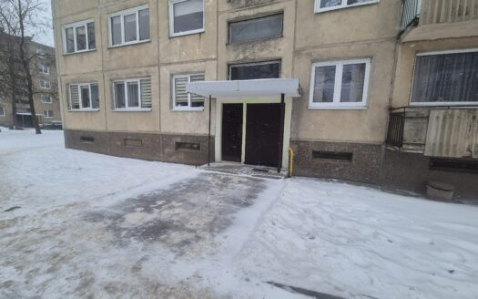 VIENO KAMBARIO BUTAS SU ILGU BALKONU NAUJOSIOS AKMENES MIESTO CENTRE