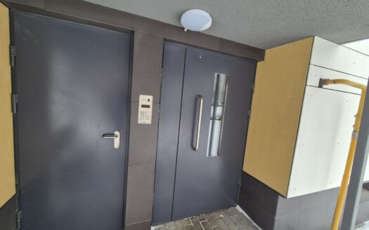 NAUJAI RENOVUOTAME NAME NAUJOSIOS AKMENĖS MIESTE PARDUODAMAS SUREMONTUOTAS 2 KAMBARIŲ BUTAS