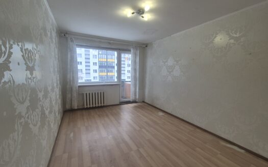 VIENO KAMBARIO BUTAS SU ILGU BALKONU NAUJOSIOS AKMENES MIESTO CENTRE