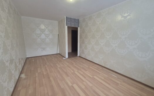 VIENO KAMBARIO BUTAS SU ILGU BALKONU NAUJOSIOS AKMENES MIESTO CENTRE