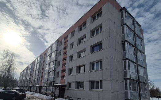 PILNAI RENOVUOTAME NAME NAUJOSIOS AKMENĖS MIESTE PARDUODAMAS 2 KAMBARIŲ BUTAS