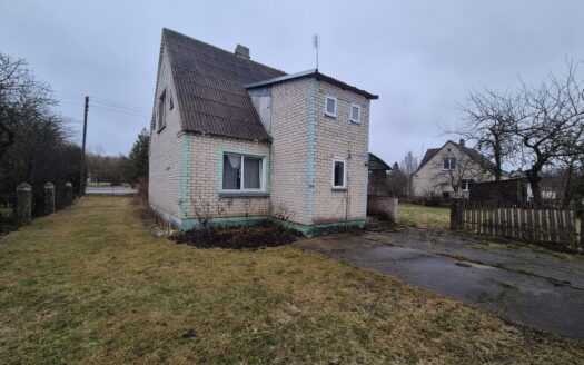 MŪRINIS GYVENAMASIS NAMAS SU 15 ARŲ ŽEMĖS SKLYPU AGLUONUOSE, AKMENĖS R. SAV.