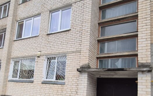 NAUJOSIOS AKMENĖS MIESTO CENTRE, ŠALIA MIESTO TVENKINIO SU FONTANU, PARDUODAMAS 2 KAMBARIŲ BUTAS TREČIAME AUKŠTE