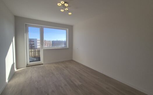 NAUJAI SUREMONTUOTAS VIENO KAMBARIO BUTAS SU ILGU BALKONU NAUJOSIOS AKMENĖS MIESTE