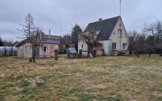 MŪRINIS GYVENAMASIS NAMAS SU 15 ARŲ ŽEMĖS SKLYPU AGLUONUOSE, AKMENĖS R. SAV.
