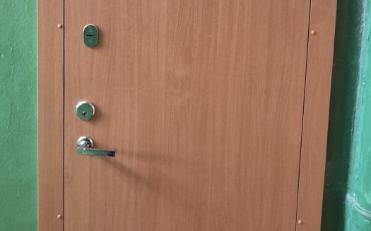 NAUJOSIOS AKMENĖS MIESTO CENTRE, ŠALIA MIESTO TVENKINIO SU FONTANU, PARDUODAMAS 2 KAMBARIŲ BUTAS TREČIAME AUKŠTE