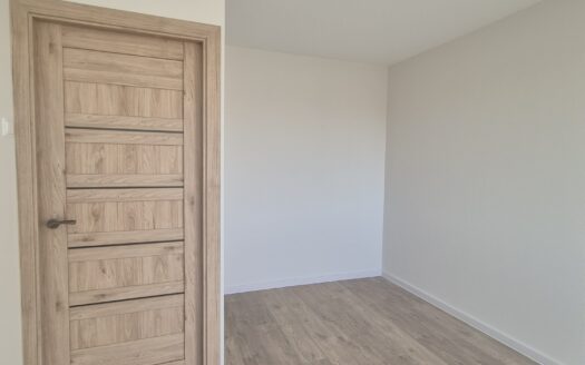 NAUJAI SUREMONTUOTAS VIENO KAMBARIO BUTAS SU ILGU BALKONU NAUJOSIOS AKMENĖS MIESTE