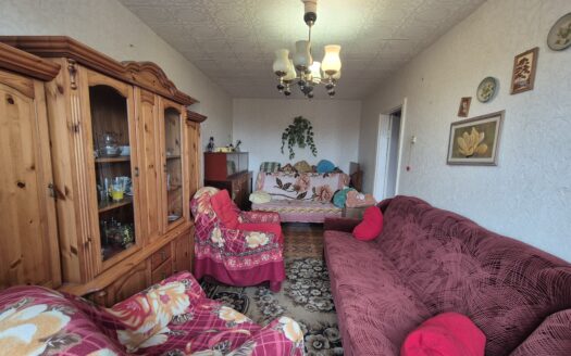 NAUJOSIOS AKMENĖS MIESTO CENTRE, ŠALIA MIESTO TVENKINIO SU FONTANU, PARDUODAMAS 2 KAMBARIŲ BUTAS TREČIAME AUKŠTE