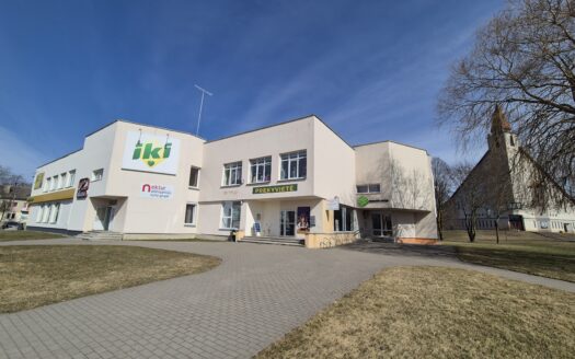 NAUJOSIOS AKMENĖS MIESTO CENTRINĖJE L.PETRAVIČIAUS AIKŠTĖJE PARDUODAMOS KOMERCINĖS PATALPOS