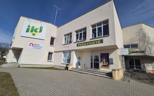 NAUJOSIOS AKMENĖS MIESTO CENTRINĖJE L.PETRAVIČIAUS AIKŠTĖJE PARDUODAMOS KOMERCINĖS PATALPOS