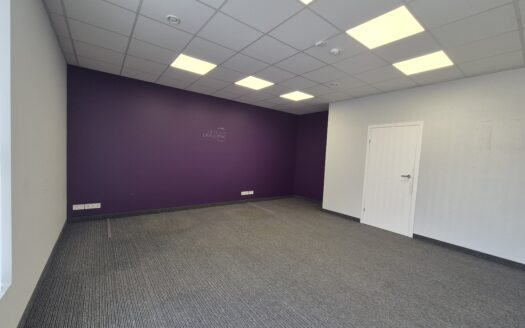 NAUJOSIOS AKMENĖS MIESTO CENTRINĖJE L.PETRAVIČIAUS AIKŠTĖJE PARDUODAMOS KOMERCINĖS PATALPOS