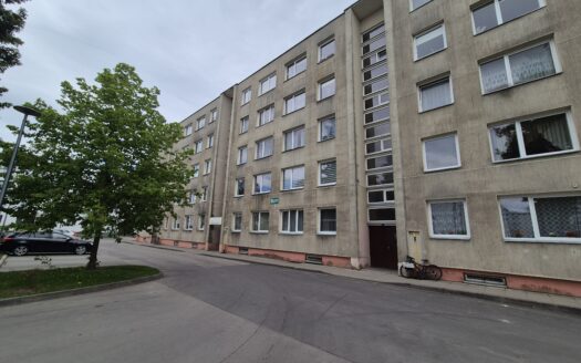 3 KAMBARIŲ BUTAS PUIKIOJE VIETOJE, NAUJOSIOS AKMENĖS MIESTO CENTRE