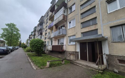 NAUJAI SUREMONTUOTAS VIENO KAMBARIO BUTAS SU ILGU BALKONU NAUJOSIOS AKMENES MIESTO CENTRE