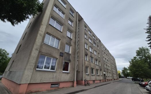 3 KAMBARIŲ BUTAS PUIKIOJE VIETOJE, NAUJOSIOS AKMENĖS MIESTO CENTRE