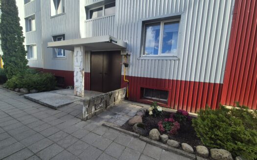 ERDVUS 3 KAMBARIŲ BUTAS RENOVUOTAME NAME NAUJOSIOS AKMENĖS MIESTE