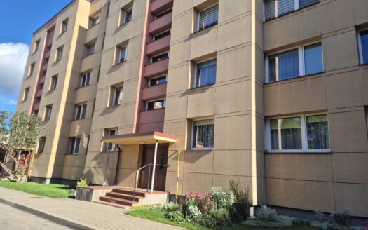 ERDVUS DVIEJŲ KAMBARIŲ BUTAS NAUJOSIOS AKMENĖS MIESTO CENTRE