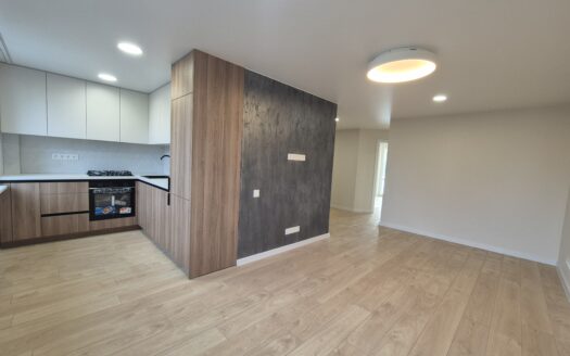 NAUJAI SUREMONTUOTAS 3 KAMBARIŲ BUTAS PUIKIOJE VIETOJE, NAUJOSIOS AKMENĖS MIESTO CENTRE