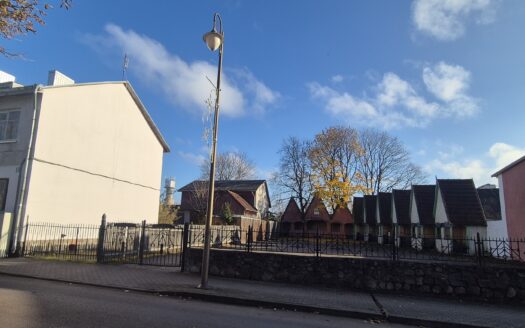 AKMENĖS MIESTE PARDUODAMAS 6,49 ARŲ KOMERCINĖS PASKIRTIES ŽEMĖS SKLYPAS SU STATINIAIS- AKMENĖS TURGUS