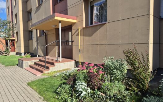 ERDVUS DVIEJŲ KAMBARIŲ BUTAS NAUJOSIOS AKMENĖS MIESTO CENTRE