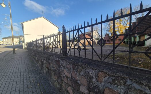 AKMENĖS MIESTE PARDUODAMAS 6,49 ARŲ KOMERCINĖS PASKIRTIES ŽEMĖS SKLYPAS SU STATINIAIS- AKMENĖS TURGUS