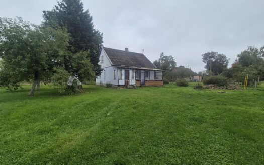 KRUOPIUOSE PARDUODAMAS GYVENAMASIS NAMAS SU 23,38 ARŲ ŽEMĖS SKLYPU