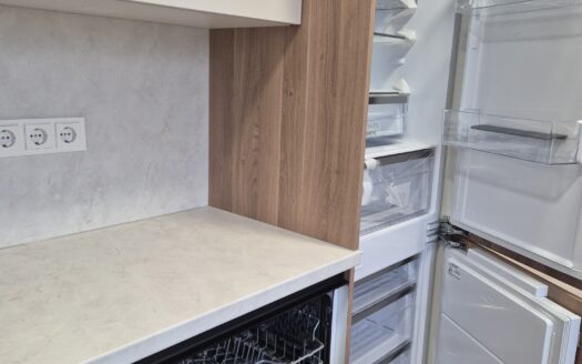 NAUJAI SUREMONTUOTAS 3 KAMBARIŲ BUTAS PUIKIOJE VIETOJE, NAUJOSIOS AKMENĖS MIESTO CENTRE